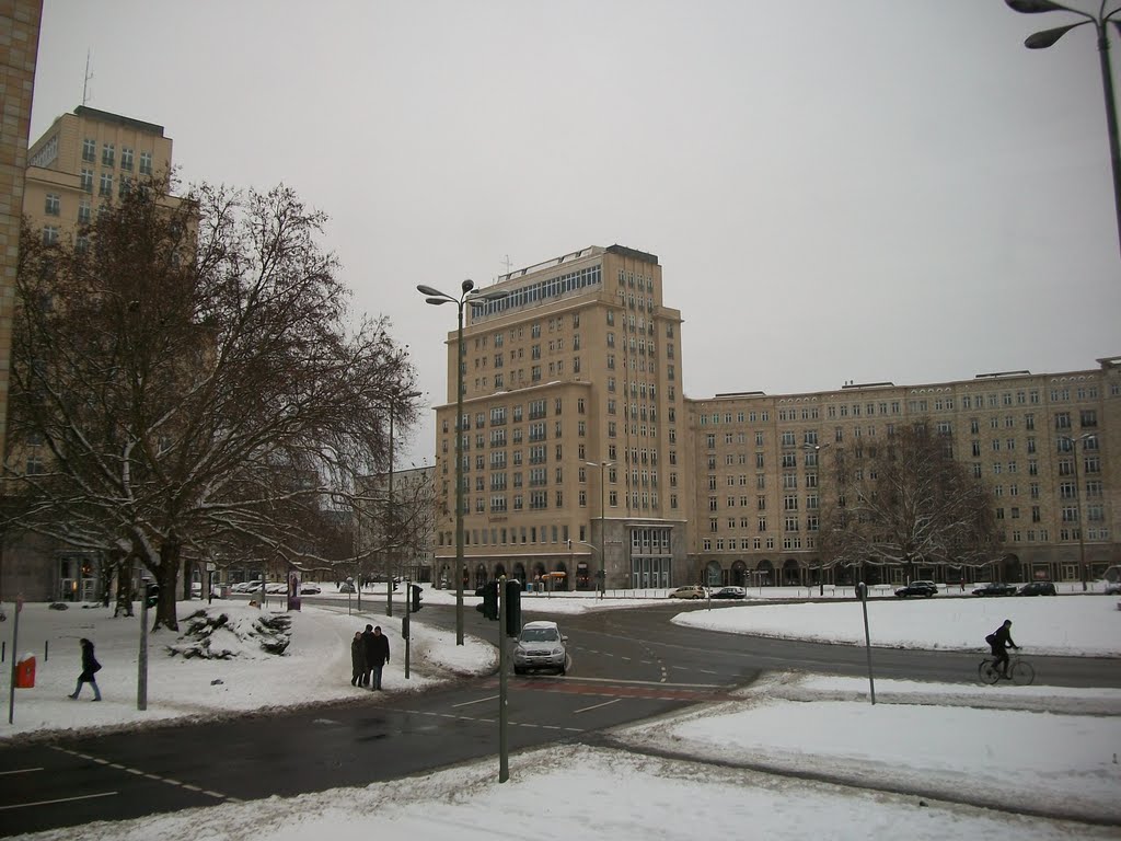 DDR-Wohnblock am Strausberger Platz,Berlin by Pogromca Gašnič