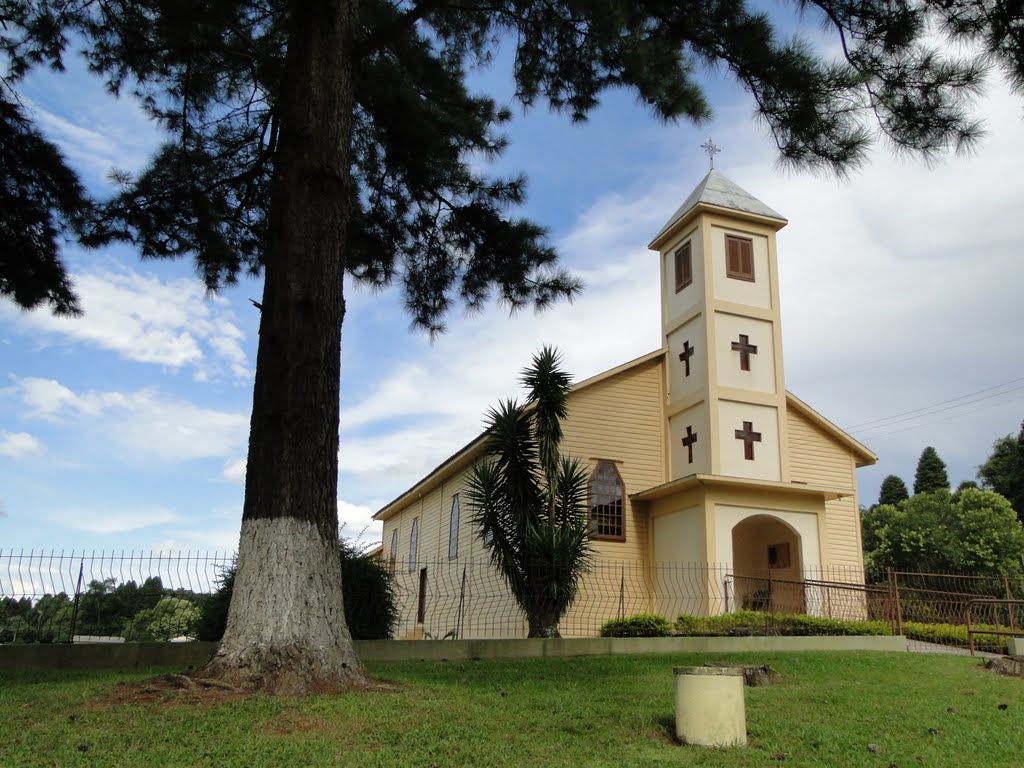 Igreja católica na Colônia Samambaia no Distrito de Entre Rios em Guarapuava, PR. by Ricardo Mercadante