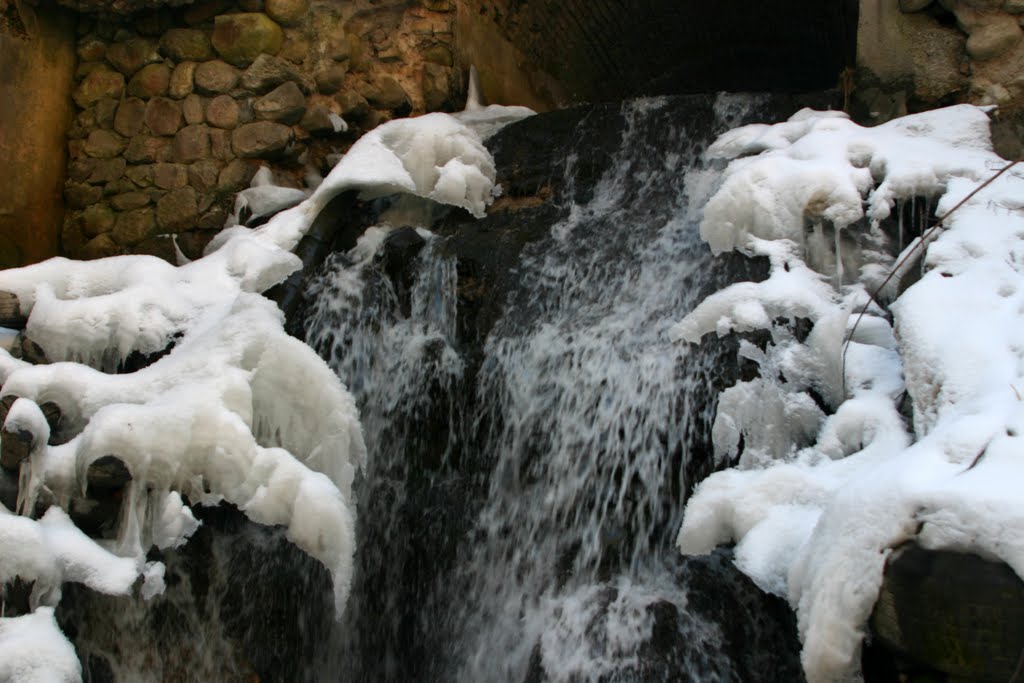 Frozen waterfall by Rimantas Kisielius