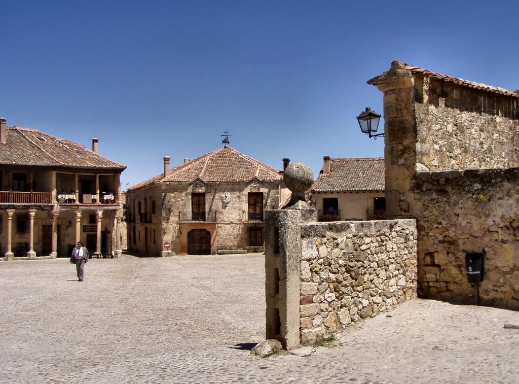 PEDRASA DE LA SIERRA. Plaza Mayor by Roberto Tomei