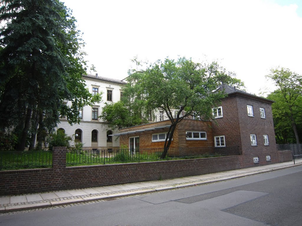 "Pförtnerhäuschen" zwischen Gericht und Schule by Ingolf Berger