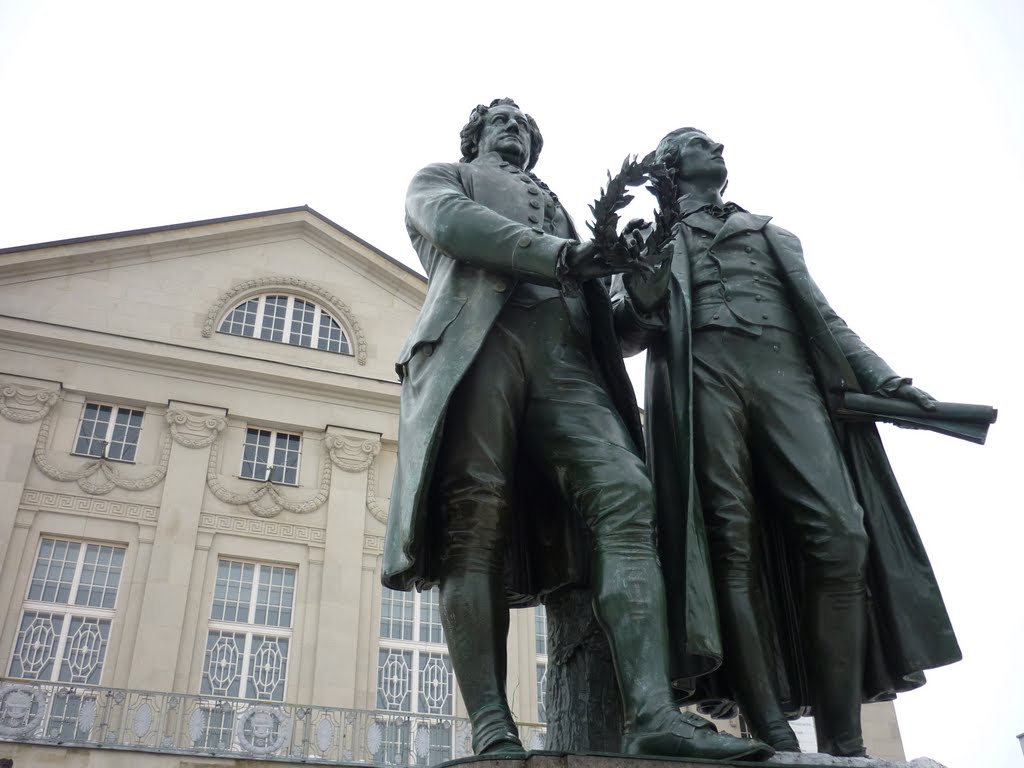 Goethe und Schiller Denkmal vor dem Theater by JO Cervantes D