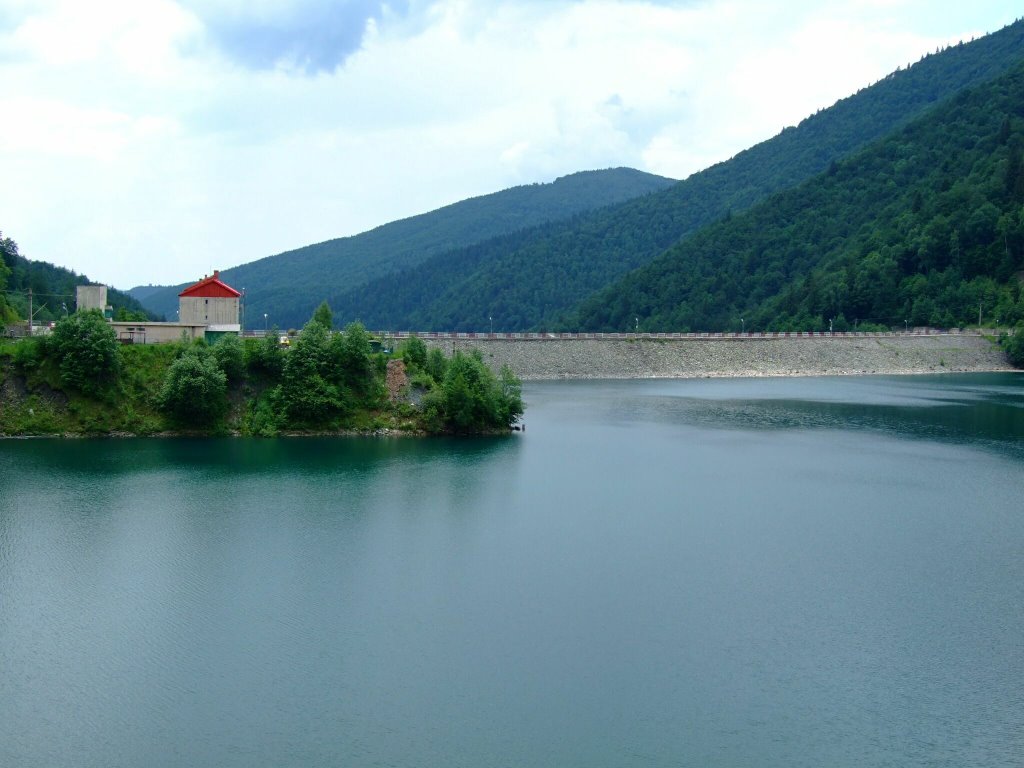 Râuşor Dam by TravelBadgers