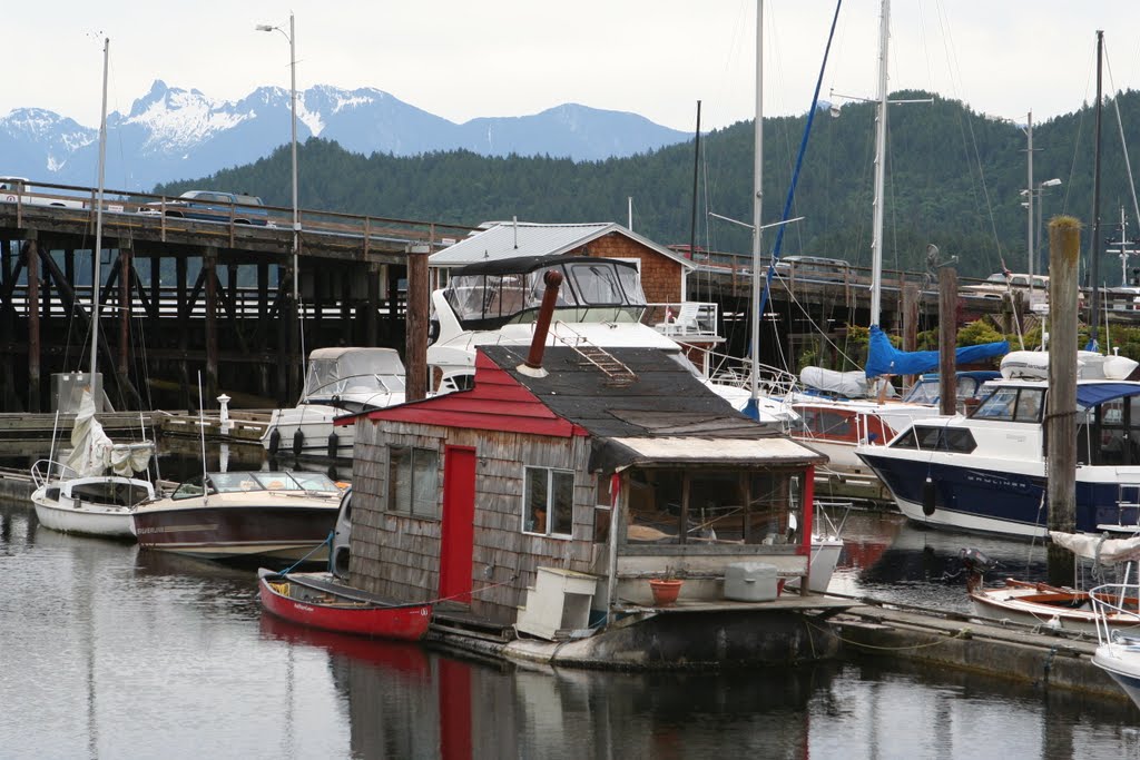 Casa flotante en el puerto de Gibsons by R Melgar