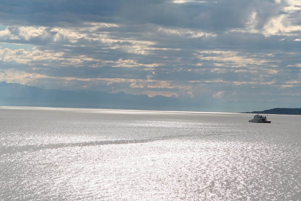 El estrecho de Georgia y el ferry a la isla Texada, desde el paseo de Powell River by R Melgar