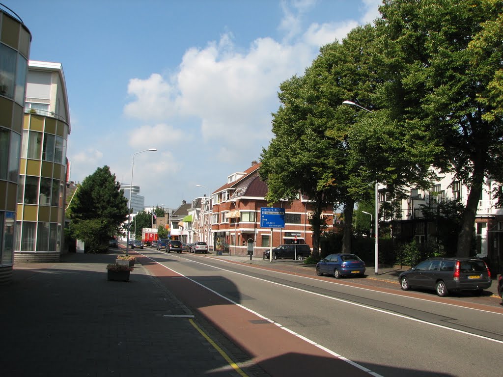 Parkweg bij tramremise by Piet Guijt