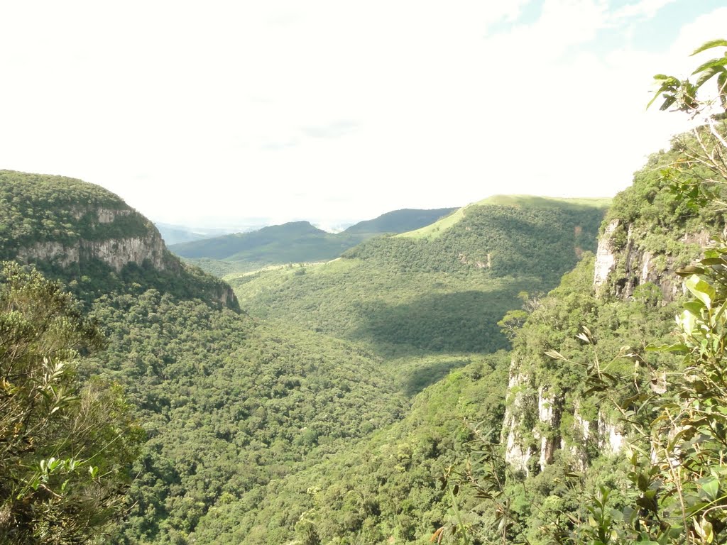 Vista do Canion do São Francisco e a Serra da Esperança em Guarapuava, PR. by Ricardo Mercadante