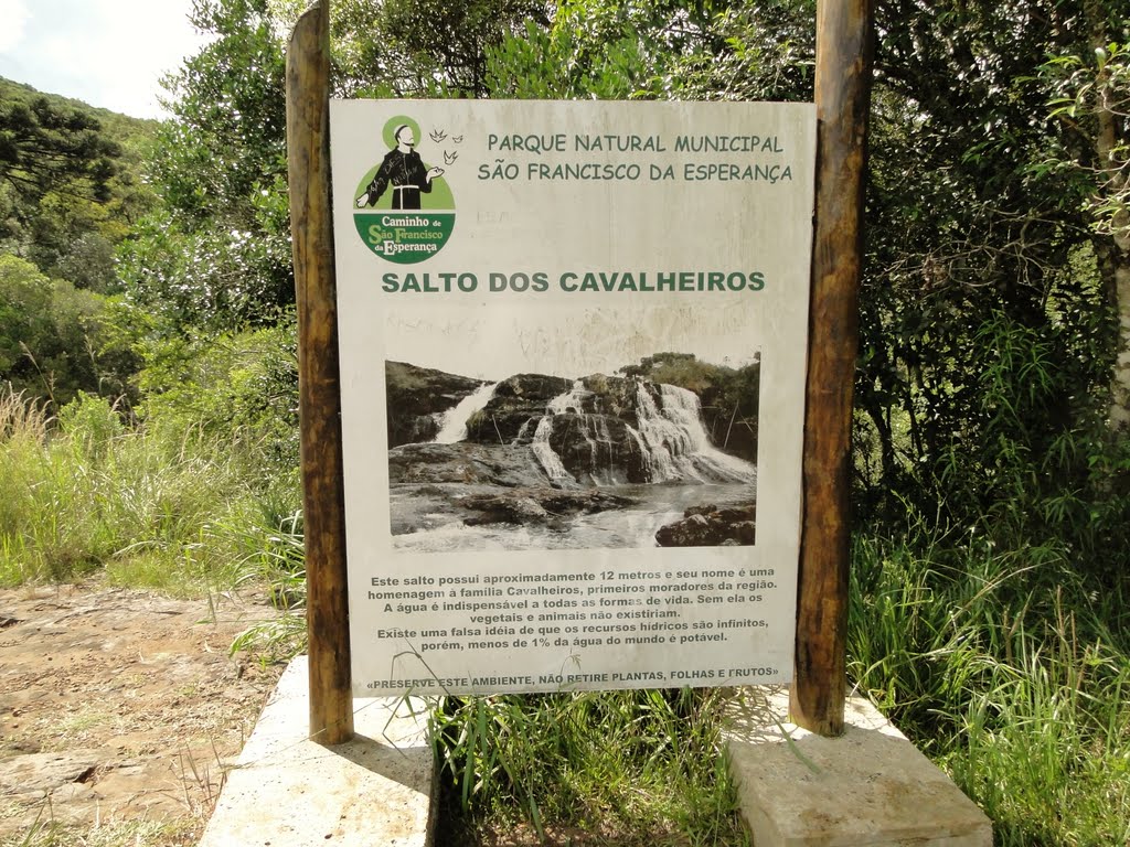 Placa informativa sobre o Salto dos Cavalheiros no Parque Municipal São Francisco da Esperança em Guarapuava - PR. by Ricardo Mercadante