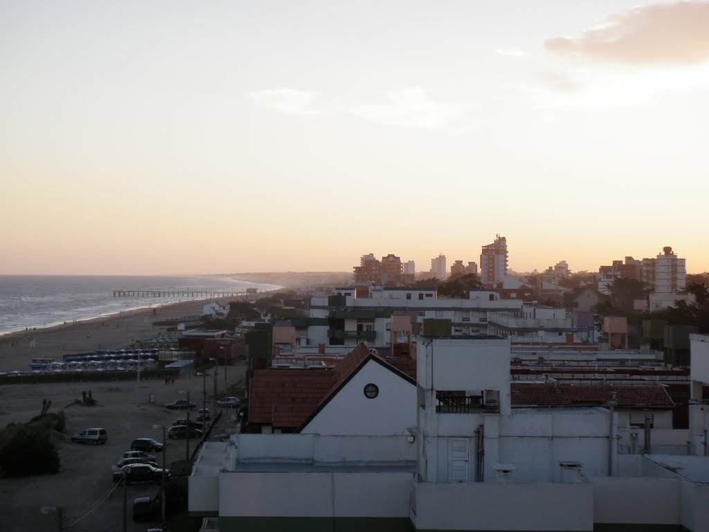 Vista desde 6to piso del Vistamar XII hacia el muelle (foto: LCC) by Clarq