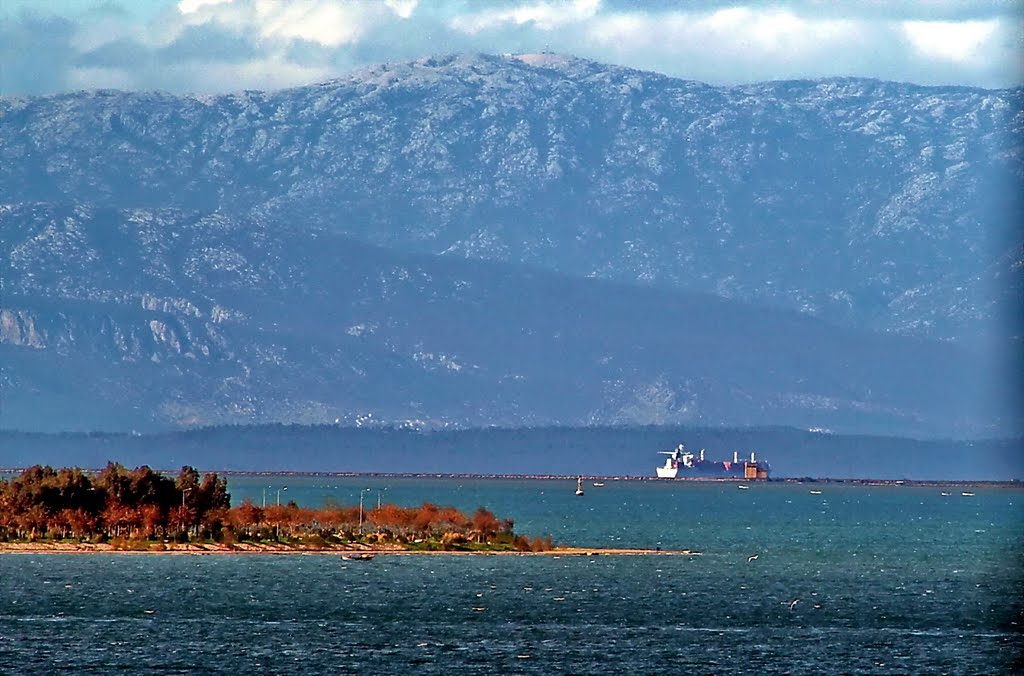 42 Km. uzaktan Karaburun ve Çeşmealtı yarımadası, İnciraltı kent ormanı, İzmir körfez girişi by Ümit Tuncay