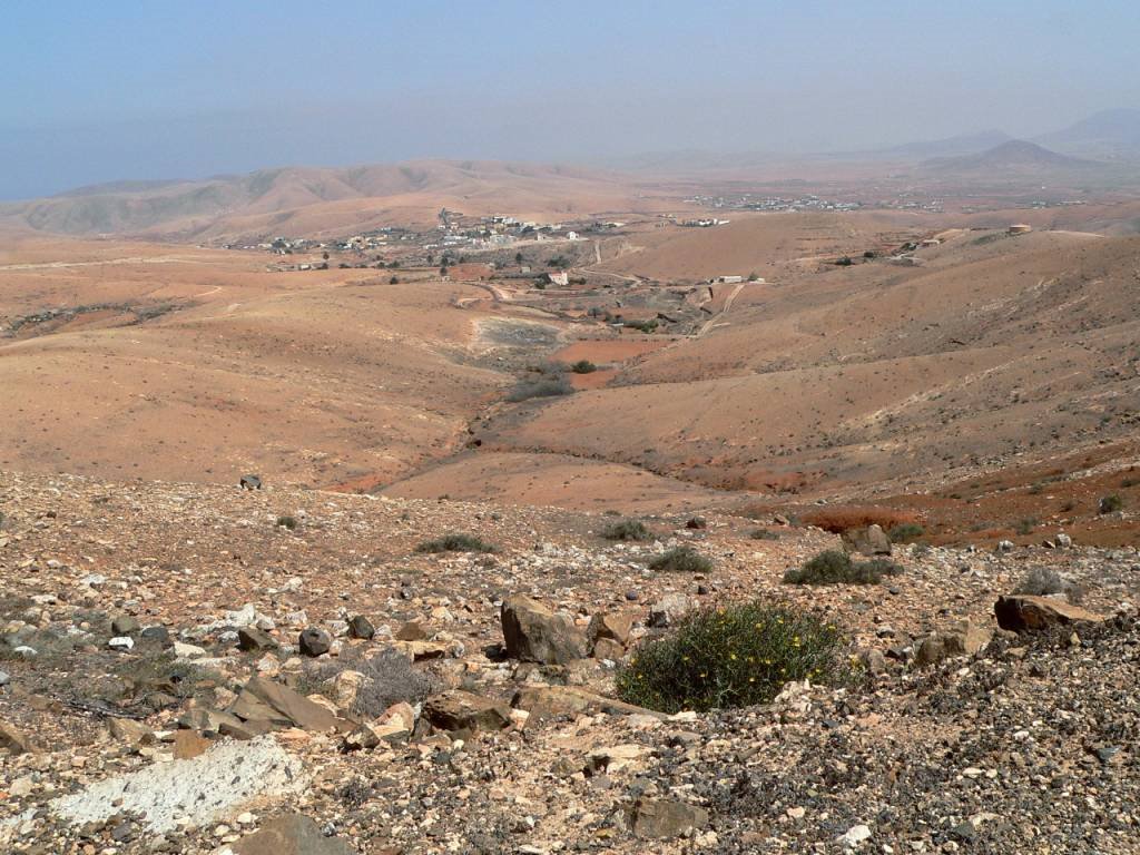 Espagne, île de Fuerteventura, l'intérieur de l'île volcanique avec un petit village by Roger Narbonne