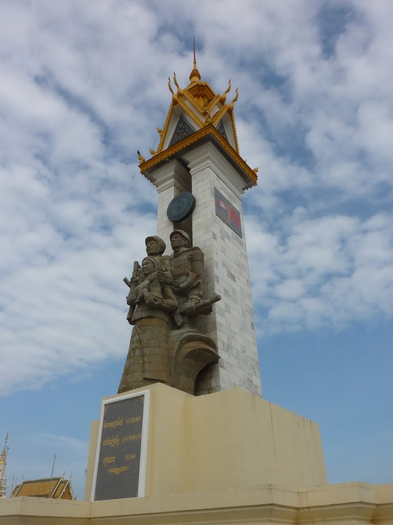 Monument der hylder vietnamesernes befrielse af landet efter Khmer Rouge by Anders Sejerøe