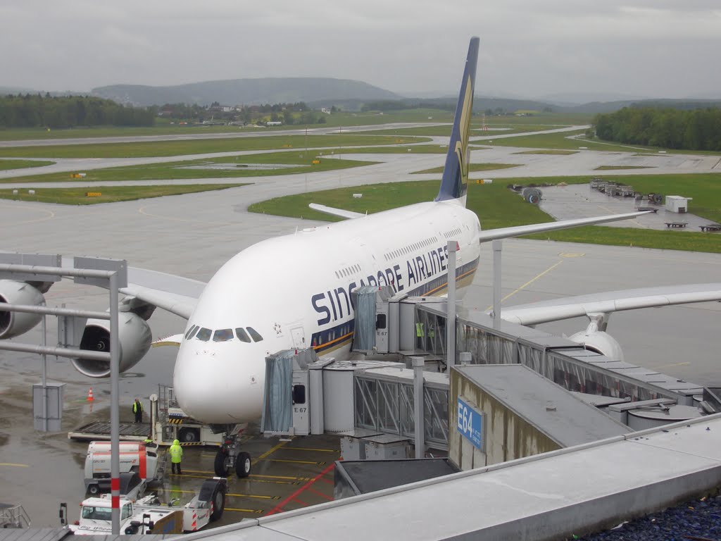 A 380 der Singapore Airlines am Dock in Zürich by tramobar