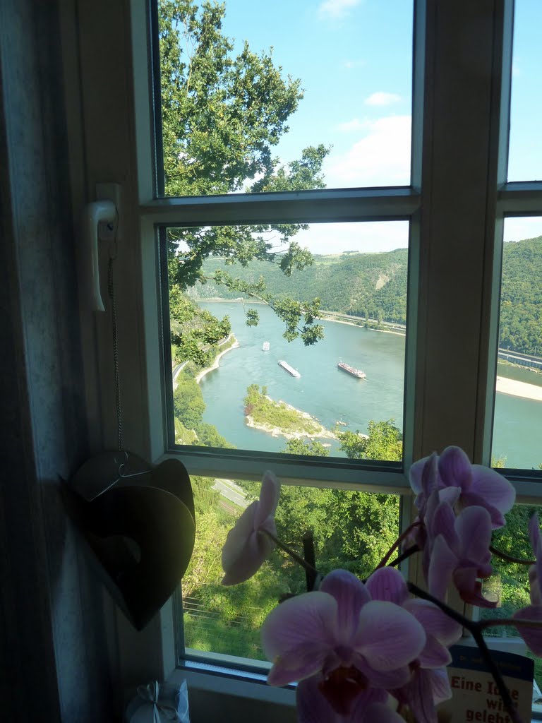 Blick aus dem Günderodehaus auf das Rheintal in Richtung Loreley by giggel