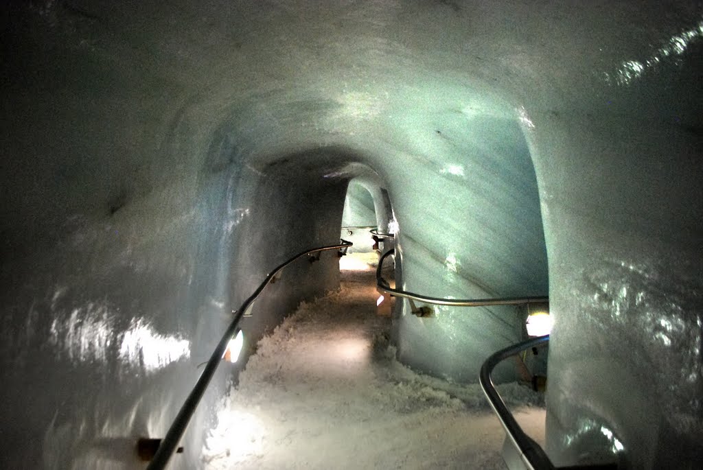 Μέσα στον παγετώνα, Im Inneren des Gletschers, Inside the Glacier by (( Nelly ))