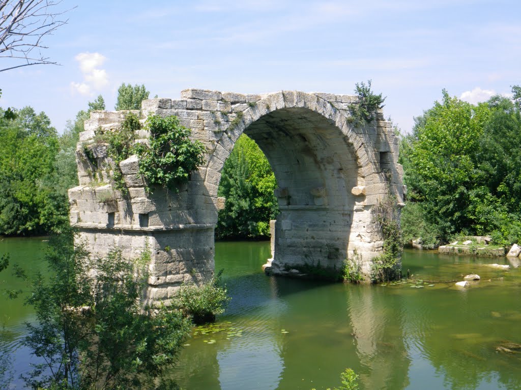 Frankreich_Languedoc-Roussillon_Ambrussum_Pont Ambroix, Pont d'Ambrussum, Bestandteil der Via Domitia im 1. Jh. v. Chr. by © ELMOKULA