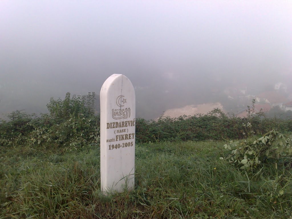 Pogled na zamagljenu tešanjsku čaršiju sa vrha mezarja "Obješenica" by BOSNAVI