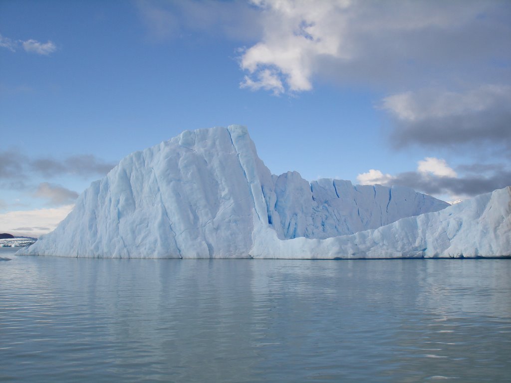 Tempano en el Lago Argentino by ReyesGil