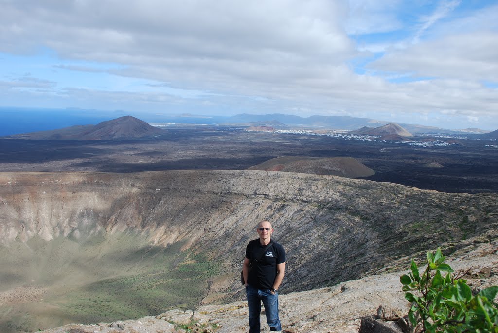 CRATER CALDERA BLANCA. LANZAROTE by Angel Barcelona