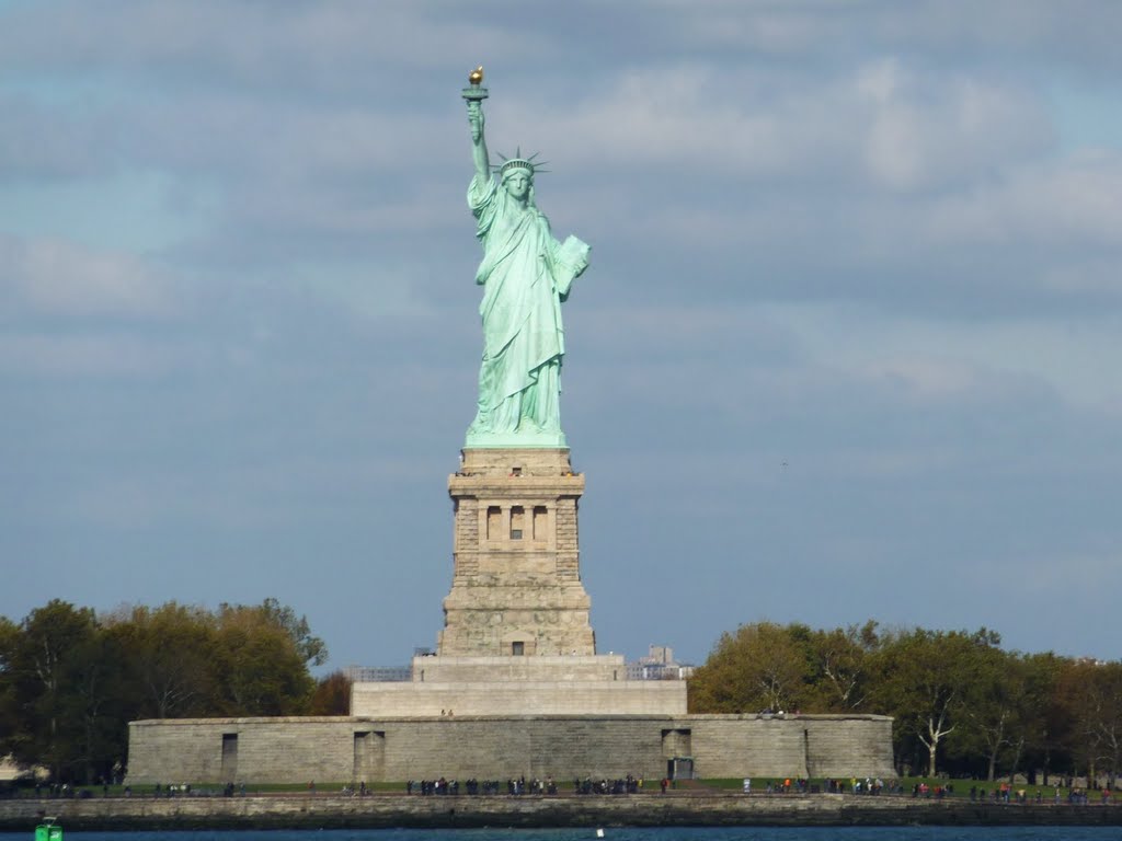 Statue of liberty seen from ferry by Anders Sejerøe