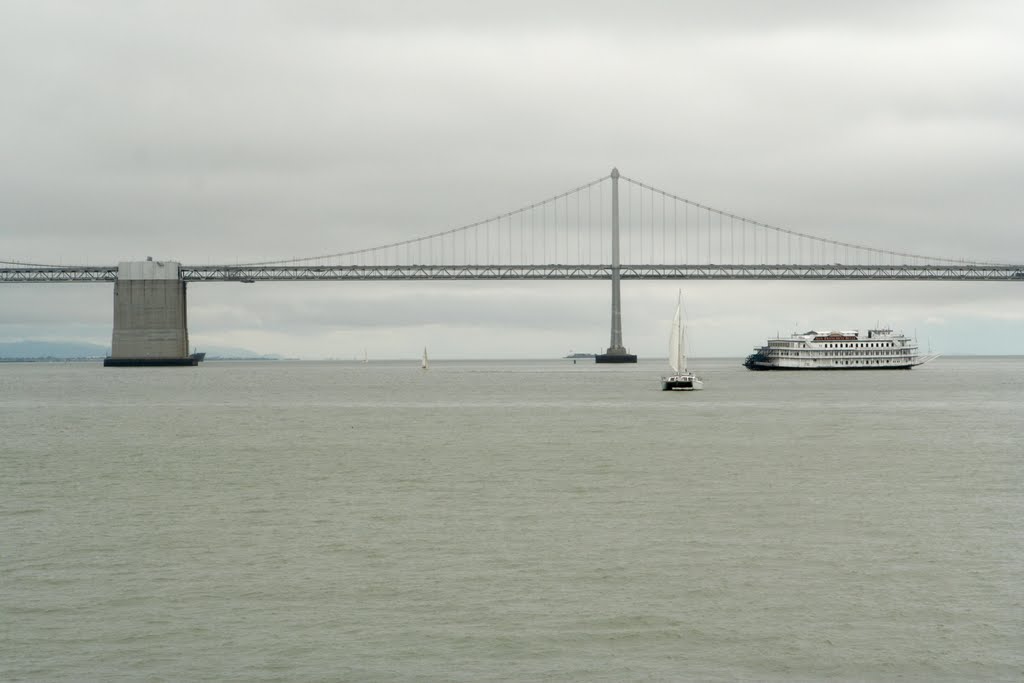 El puente a Oakland y la bahia de San Francisco, desde el barco de acceso a la isla de Alcatraz by R Melgar