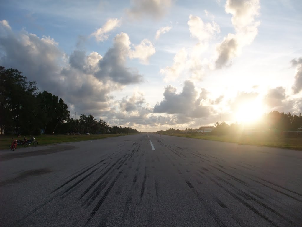 Sunrise to the Runway, Funafuti, May 2009 by Temata Shozo