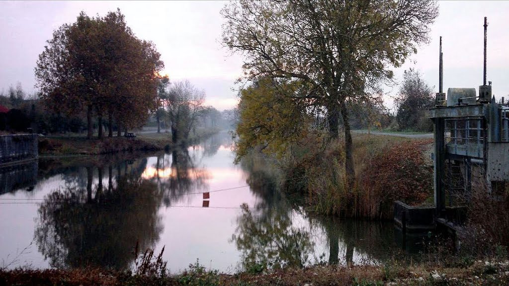 Lever du jour sur le canal de la Seudre a la Charente en automne by ddtiny