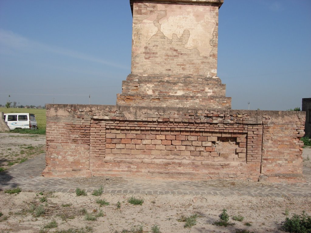 Close up of Sabraon monument's base (fauj-i-khas.com) by amarpal sidhu