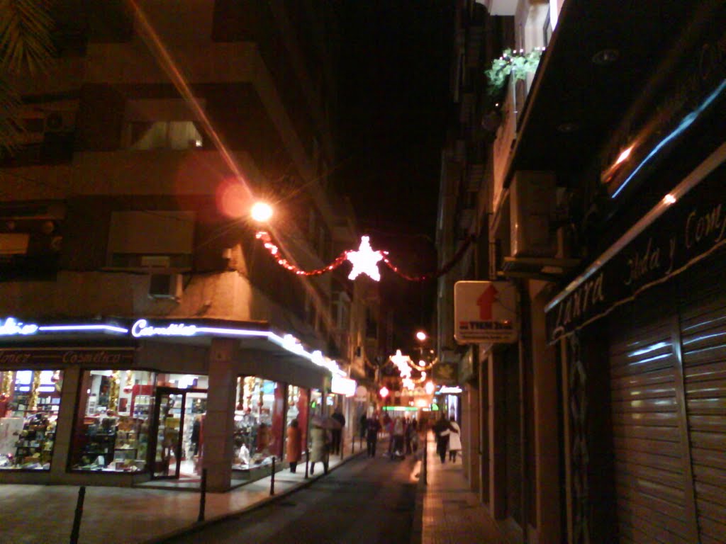 Vista de la Calle Manuel Benayas con iluminación navideña by Albërtûs J