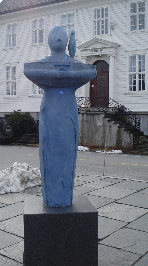 Skulptur på Utne laga av Ingunn van Etten. by hausoingen