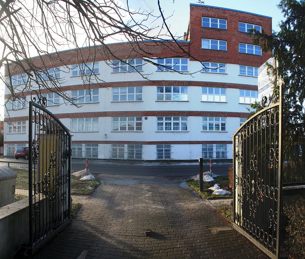 Burg, Bauhausarchitektur an der Blumenthaler Landstraße by minka1991