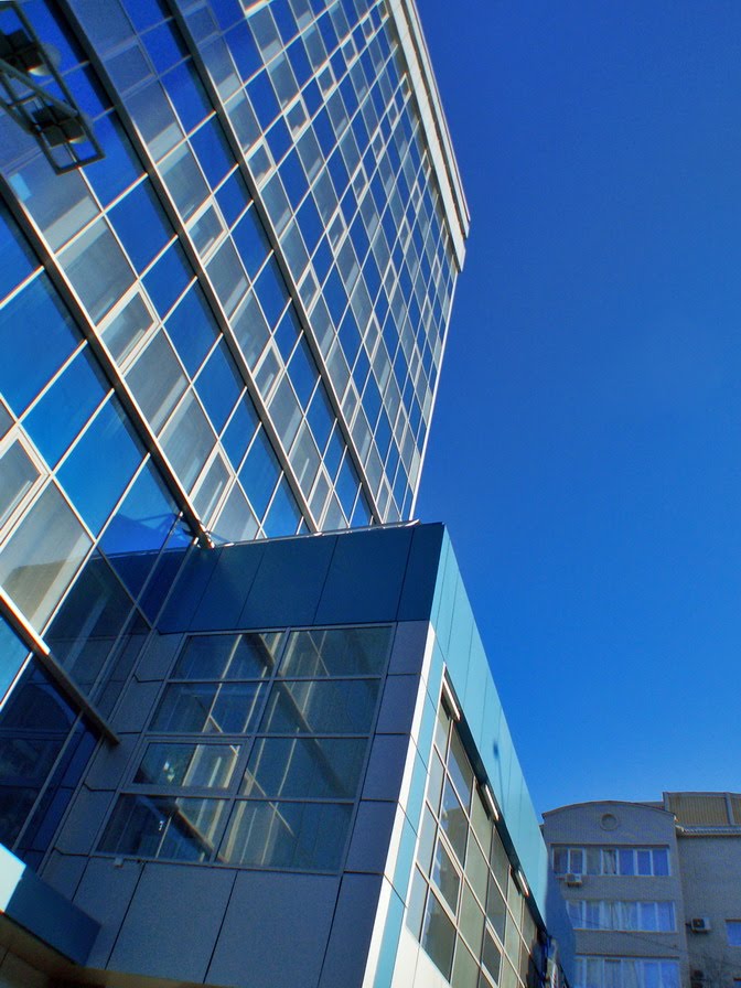 The color’s harmony of glass and sky by Cockroach Spinner