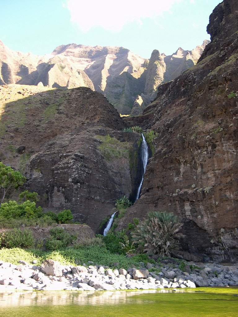 Kalalau waterfall by Metod Lebar