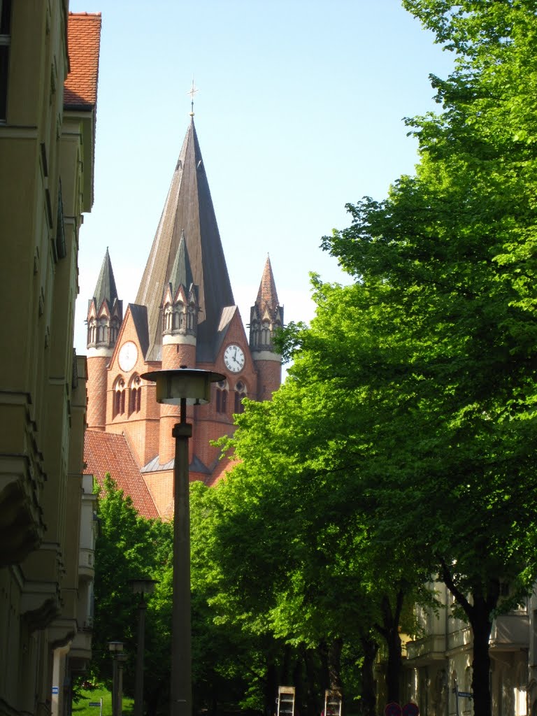 Blick aus der Carl-von-Ossietzky-Straße auf die Pauluskirche am Rathenauplatz by IngolfBLN