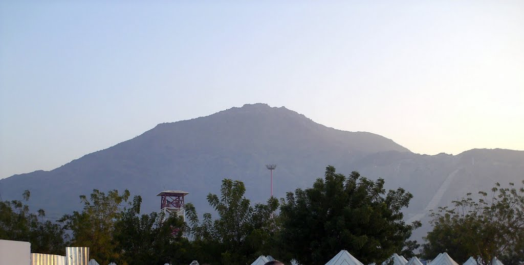 Arafatta ağaçlar ve bir tepe Osman Ünlü by Osman Ünlü