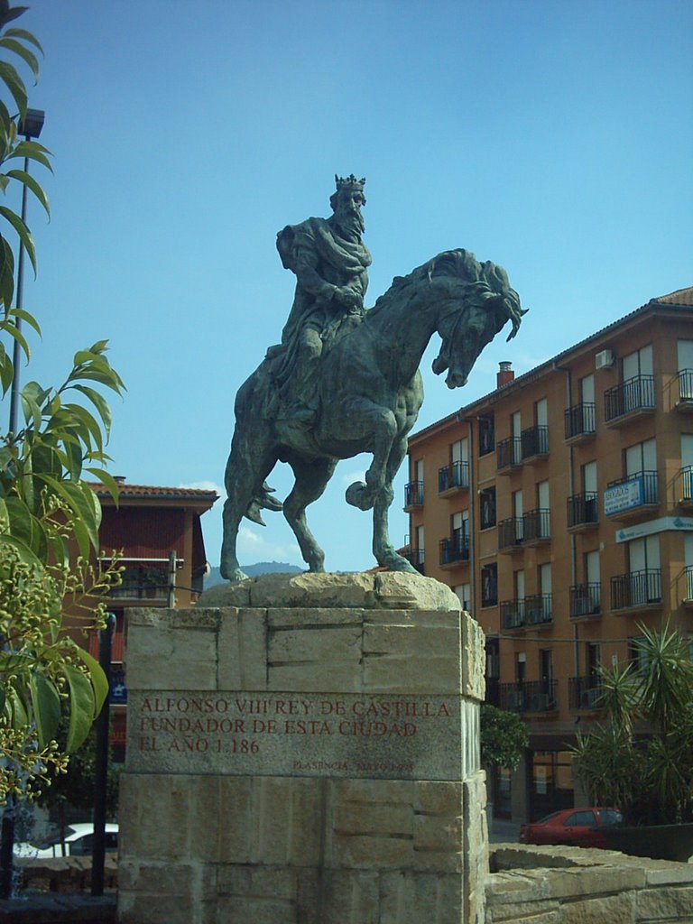 Estatua de Alfonso VIII fundador de Plasencia by mamigarbancita