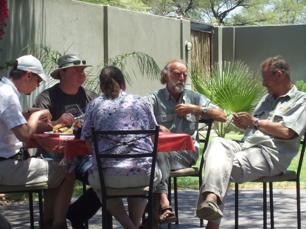 Mittagessen in einem Café von Okahandja; 7. November 2010 by Wolfgang Hanko