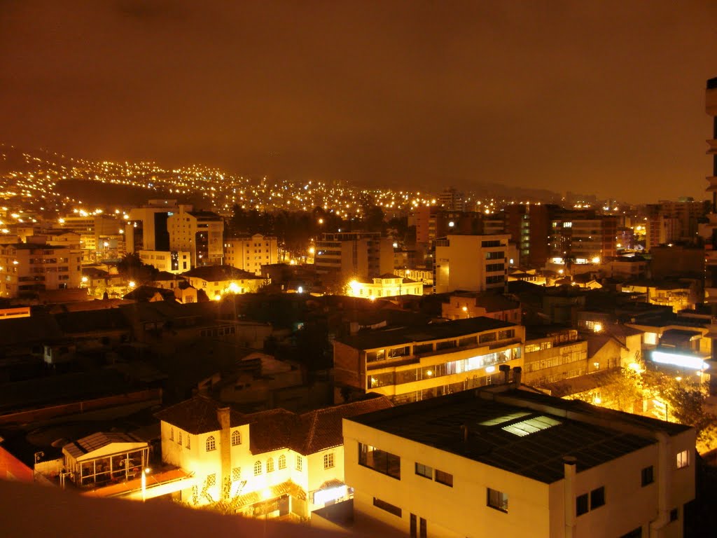 Quito nocturno desde el balcón. by ©Chaydeé