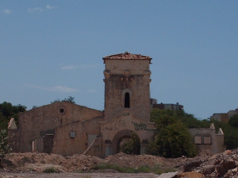 Ruinas del Club Gran Mariscal de Ayacucho by TulioOlmos