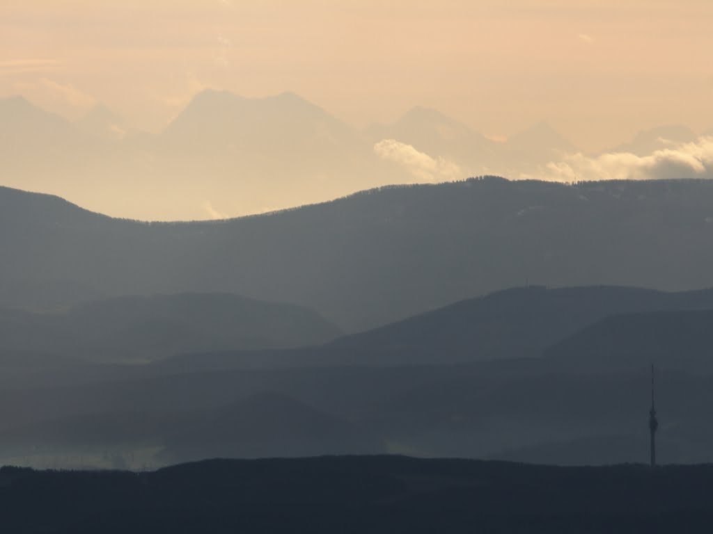 Blick vom Hochblauen zu den Schweizer Alpen by Walter Brunner