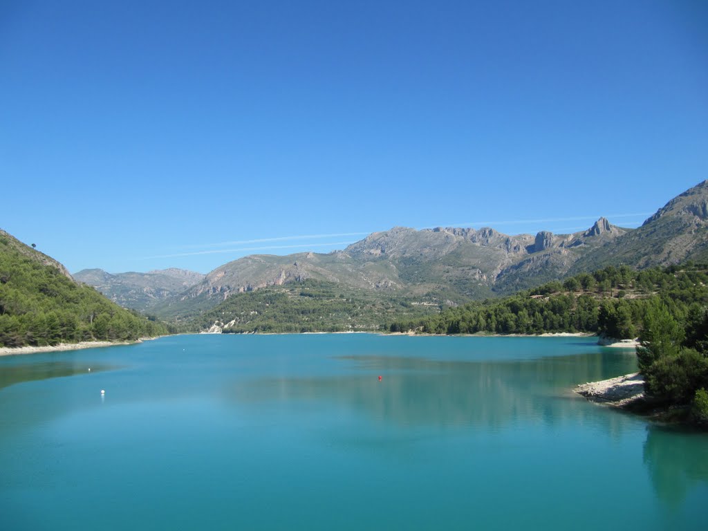 Embalse de Guadalest by Remco van D