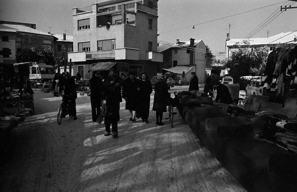 Piazza Indipendenza - Il Mercato del Giovedì Dicembre 1976 by MaurizioTex