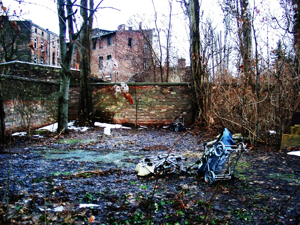 Friedhof der Kinderwagen, 2011 by Bogenmann