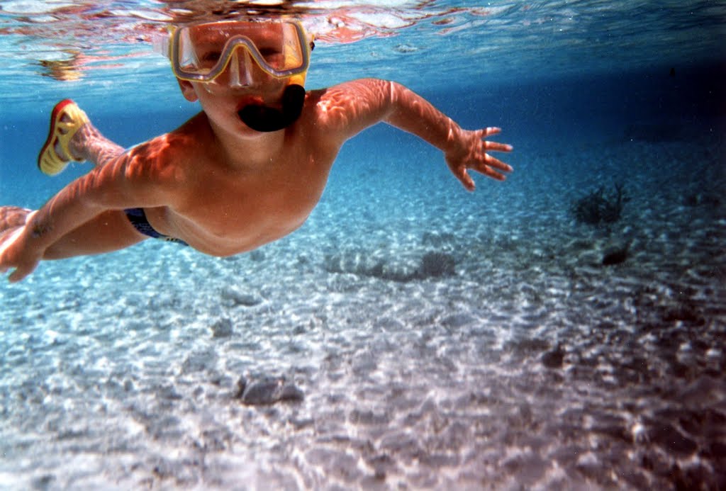 Eerste keer snorkelen, Embudu, Maldives (1998) by Fred Schaefer