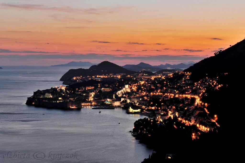 Dubrovnik panorama nocą by El_unia