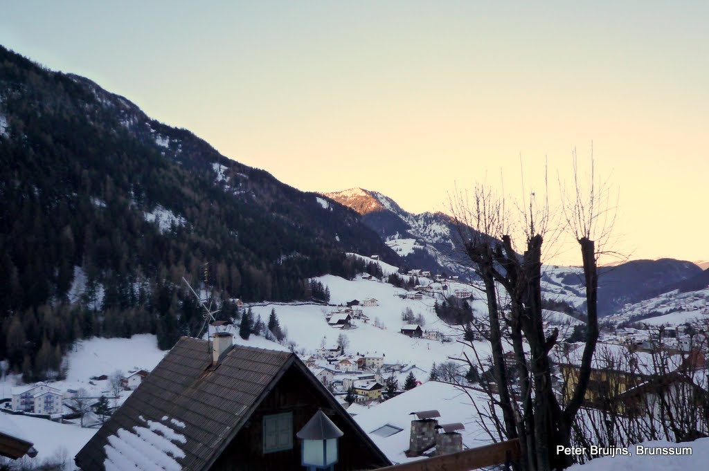 Slaperige eerste blik uit het raam in het huis van Remco en Hilda in Ortisei. by Peter Bruijns