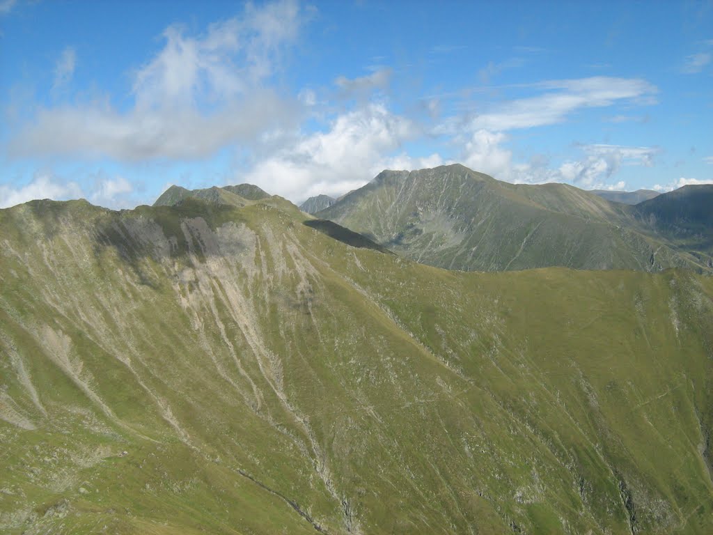 Vedere spre Vf. Moldoveanu (2544m) by Cioboata Andrei