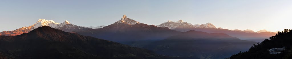 Panorama von Dhampus (1700m) zum Sonnenaufgang. von links: Annapurna South (7219m), Huin Chuli (6441m), Tare Kang (7069m), Gangapurna (7454m), Machhapuchhare (6997m), Annapurna IV (7525m), Annapurna II (7937m), Lamjung Himal (6983m) sowie am Horizont rechts zur Manaslu-Range gehörend: Ngadi Chuli (7871m) und Himalchuli (7893m) by wooddler