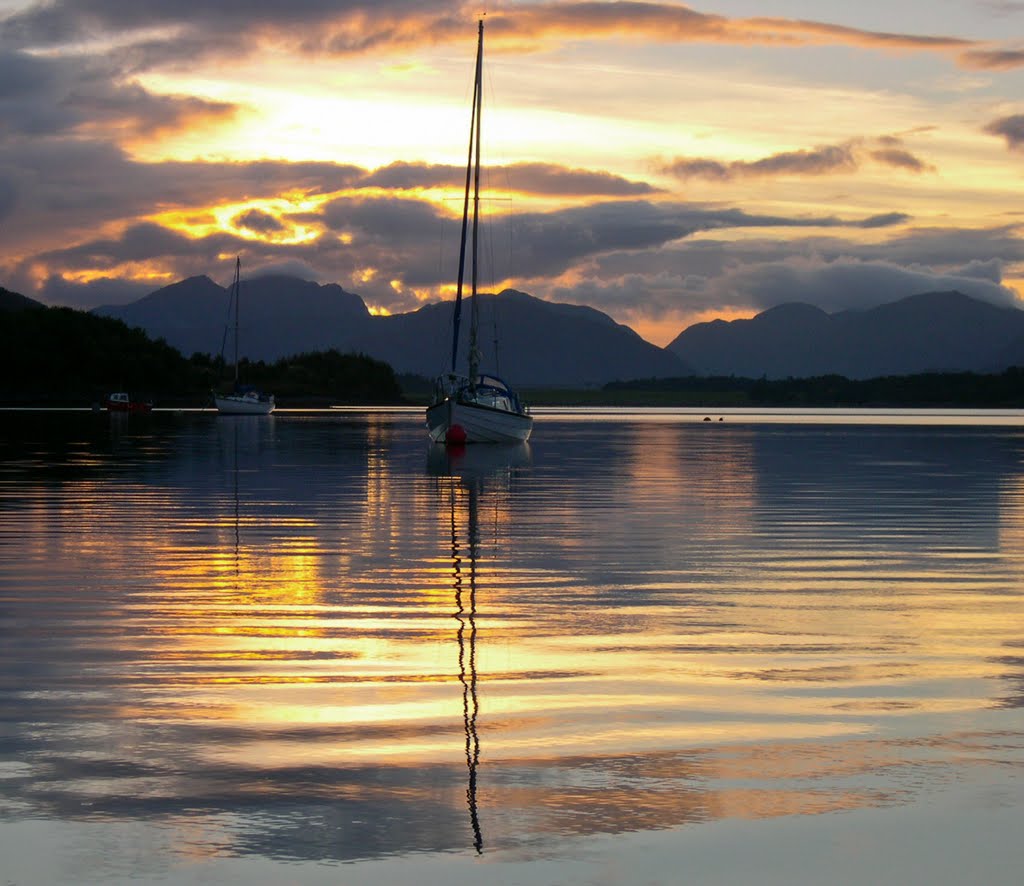 Sailing at Glencoe by Skouperd