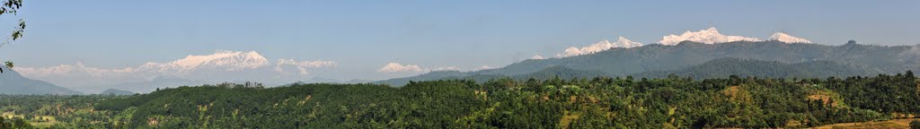 Panorama von der Straße zwischen Pokhara und Kathmandu. Zeit Abscheid zu nehmen von den Bergen: Annapurna South (7219m), Barahar Shikhar (7647m), Annapurna I (8091m), Machhapuchhare (6997m), Khangsar Kang (7485m), Annapurna III (7555m), Annapurna IV (7525m), Annapurna II (7937m), Lamjung Himal (6983m), dann Kang Guru (6981m) sowie die Manaslu Range mit Phungi (6538m), Thulagi (7059m), Manaslu (8163m), Ngadi Chuli (7871), die drei Gipfel des Himalchuli (7371m, 7540m, 7893m) sowie Baudha (6672m) by wooddler